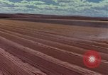 Immagine di Reaper in un campo United States USA, 1975, secondo 29 filmato di repertorio 65675048716