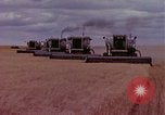 Immagine di Reaper in un campo United States USA, 1975, secondo 30 filmato di repertorio 65675048716