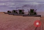 Immagine di Reaper in un campo United States USA, 1975, secondo 31 filmato di repertorio 65675048716