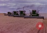 Immagine di Reaper in un campo United States USA, 1975, secondo 32 filmato di repertorio 65675048716