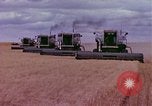 Immagine di Reaper in un campo United States USA, 1975, secondo 34 filmato di repertorio 65675048716