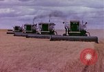 Immagine di Reaper in un campo United States USA, 1975, secondo 35 filmato di repertorio 65675048716