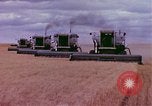Immagine di Reaper in un campo United States USA, 1975, secondo 36 filmato di repertorio 65675048716