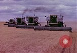 Immagine di Reaper in un campo United States USA, 1975, secondo 37 filmato di repertorio 65675048716
