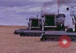 Immagine di Reaper in un campo United States USA, 1975, secondo 38 filmato di repertorio 65675048716