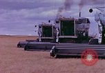 Immagine di Reaper in un campo United States USA, 1975, secondo 39 filmato di repertorio 65675048716