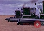Immagine di Reaper in un campo United States USA, 1975, secondo 40 filmato di repertorio 65675048716