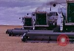 Immagine di Reaper in un campo United States USA, 1975, secondo 41 filmato di repertorio 65675048716