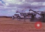 Immagine di Reaper in un campo United States USA, 1975, secondo 42 filmato di repertorio 65675048716