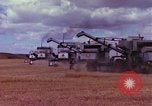 Immagine di Reaper in un campo United States USA, 1975, secondo 43 filmato di repertorio 65675048716