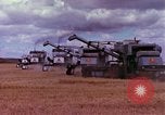 Immagine di Reaper in un campo United States USA, 1975, secondo 44 filmato di repertorio 65675048716