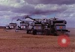 Immagine di Reaper in un campo United States USA, 1975, secondo 45 filmato di repertorio 65675048716