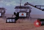 Immagine di Reaper in un campo United States USA, 1975, secondo 46 filmato di repertorio 65675048716