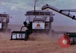 Immagine di Reaper in un campo United States USA, 1975, secondo 47 filmato di repertorio 65675048716