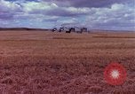 Immagine di Reaper in un campo United States USA, 1975, secondo 48 filmato di repertorio 65675048716