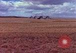 Immagine di Reaper in un campo United States USA, 1975, secondo 49 filmato di repertorio 65675048716