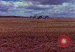 Immagine di Reaper in un campo United States USA, 1975, secondo 50 filmato di repertorio 65675048716
