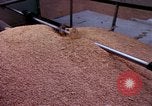 Immagine di Reaper in un campo United States USA, 1975, secondo 51 filmato di repertorio 65675048716