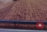 Immagine di Reaper in un campo United States USA, 1975, secondo 56 filmato di repertorio 65675048716