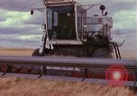 Immagine di Reaper in un campo United States USA, 1975, secondo 57 filmato di repertorio 65675048716