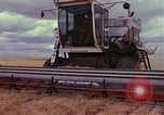 Immagine di Reaper in un campo United States USA, 1975, secondo 58 filmato di repertorio 65675048716