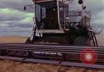 Immagine di Reaper in un campo United States USA, 1975, secondo 59 filmato di repertorio 65675048716