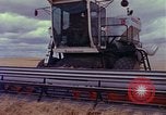 Immagine di Reaper in un campo United States USA, 1975, secondo 60 filmato di repertorio 65675048716
