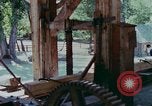 Immagine di Sutter's Mill dimostrazione di replica mulino sega California United States USA, 1975, secondo 6 filmato di repertorio 65675048720