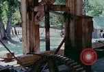Immagine di Sutter's Mill dimostrazione di replica mulino sega California United States USA, 1975, secondo 7 filmato di repertorio 65675048720