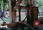 Immagine di Sutter's Mill dimostrazione di replica mulino sega California United States USA, 1975, secondo 8 filmato di repertorio 65675048720