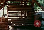 Immagine di Sutter's Mill dimostrazione di replica mulino sega California United States USA, 1975, secondo 18 filmato di repertorio 65675048720