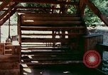 Immagine di Sutter's Mill dimostrazione di replica mulino sega California United States USA, 1975, secondo 19 filmato di repertorio 65675048720