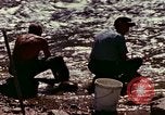 Immagine di Ricerca di pepite d'oro United States USA, 1975, secondo 32 filmato di repertorio 65675048721