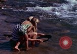 Immagine di Ricerca di pepite d'oro United States USA, 1975, secondo 35 filmato di repertorio 65675048721