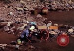 Immagine di Ricerca di pepite d'oro United States USA, 1975, secondo 37 filmato di repertorio 65675048721