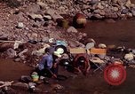 Immagine di Ricerca di pepite d'oro United States USA, 1975, secondo 38 filmato di repertorio 65675048721