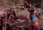 Immagine di Ricerca di pepite d'oro United States USA, 1975, secondo 42 filmato di repertorio 65675048721