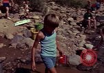 Immagine di Ricerca di pepite d'oro United States USA, 1975, secondo 43 filmato di repertorio 65675048721