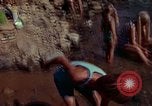 Immagine di Ricerca di pepite d'oro United States USA, 1975, secondo 45 filmato di repertorio 65675048721