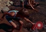 Immagine di Ricerca di pepite d'oro United States USA, 1975, secondo 46 filmato di repertorio 65675048721