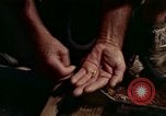 Immagine di Ricerca di pepite d'oro United States USA, 1975, secondo 55 filmato di repertorio 65675048721
