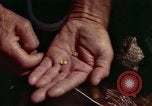 Immagine di Ricerca di pepite d'oro United States USA, 1975, secondo 56 filmato di repertorio 65675048721