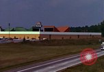 Standbild Holiday Inn Motel United States USA, 1975, aus Sekunde 14 historischem Filmmaterial Videoclip 65675048725