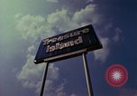 Standbild Holiday Inn Motel United States USA, 1975, aus Sekunde 21 historischem Filmmaterial Videoclip 65675048725