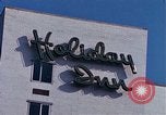 Standbild Holiday Inn Motel United States USA, 1975, aus Sekunde 25 historischem Filmmaterial Videoclip 65675048725