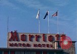 Standbild Holiday Inn Motel United States USA, 1975, aus Sekunde 27 historischem Filmmaterial Videoclip 65675048725