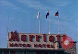 Standbild Holiday Inn Motel United States USA, 1975, aus Sekunde 28 historischem Filmmaterial Videoclip 65675048725