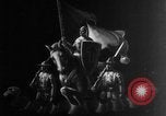Image Les troupes allemandes rampent sur le sol Belgique, 1917, de la seconde 8 séquences d'archives historiques vidéo 65675048730