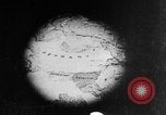 Image Les troupes allemandes rampent sur le sol Belgique, 1917, de la seconde 13 séquences d'archives historiques vidéo 65675048730