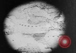 Image Les troupes allemandes rampent sur le sol Belgique, 1917, de la seconde 15 séquences d'archives historiques vidéo 65675048730